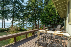 Mutiny Bay Waterfront Cabin by AvantStay Views